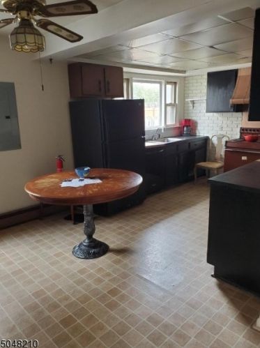 41 Roosevelt Ave, Lake Hiawatha, NJ 07034-2120