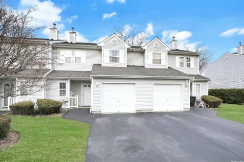 31 Smith Ave, Bayshore, NY 11706-7357