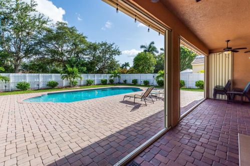 19270 29 Ct, Hollywood FL 33029-2474 exterior
