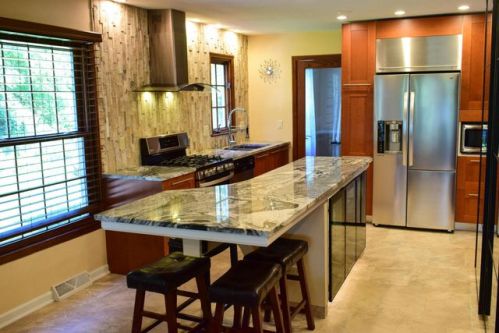 1016 Shaker Cir, Thiensville, WI 53092-6034