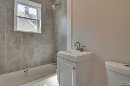 29 Niagara St, Dumont NJ  07628-3405 exterior