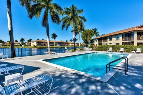 4560 Chantelle Dr, Naples FL  34112-7185 exterior