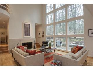 2 High Ledge Rd, Bloomfield, CT 06002-2112