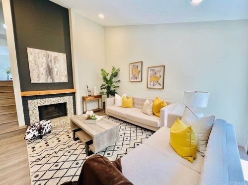 3661 Country Club Dr, Long Beach, CA 90807-3860