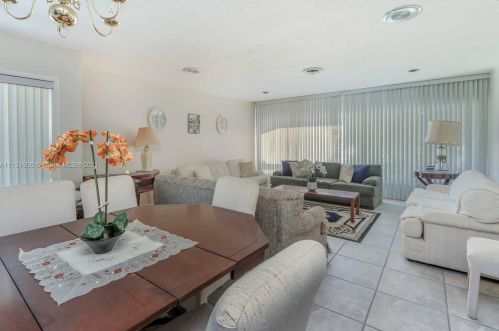 712 10th Ave, Hollywood FL  33019-1903 exterior