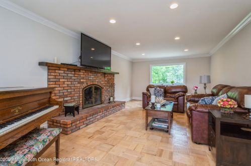 328 Main St, Middletown NJ  07748-5938 exterior