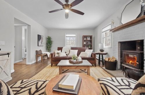 385 Saw Mill River Rd, Yorktown Hgts NY  10598-6131 exterior