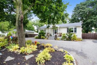 1115 Namdac Ave, Bayshore, NY 11706-6125
