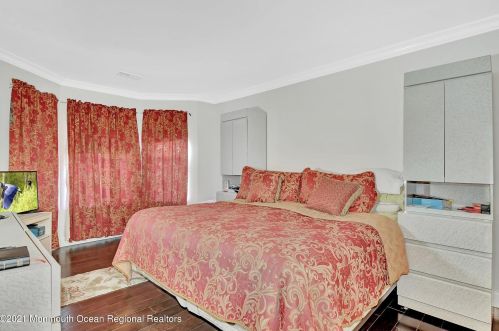 251 Tulip Ln, East Freehold NJ  07728-4033 exterior