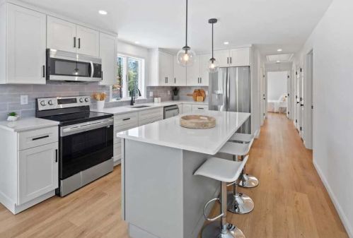 124 Mashpee Neck Rd, Mashpee MA  02649-3606 exterior