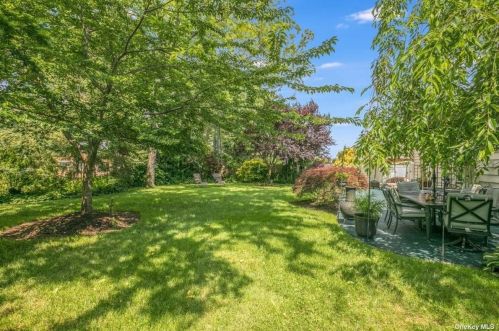 7 Parkview Cir, Bethpage NY  11714-2309 exterior