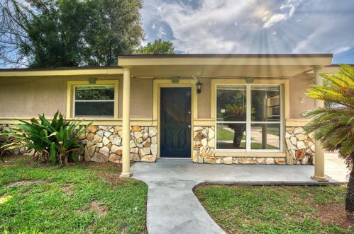 1070 Gayle Dr, Deland, FL 32720-8413