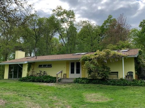 16 Dolfinger Pl, Fishkill, NY 12524-2816