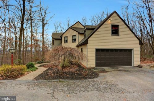 1294 Glatco Lodge Rd, Hanover, PA 17331-6852