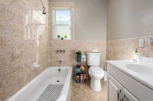 76-38 85th Dr, Jamaica NY  11421-1008 exterior