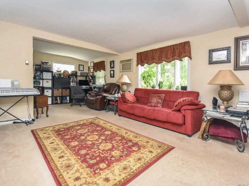 61 Roslyn Dr, Muttontown NY  11545-1733 exterior