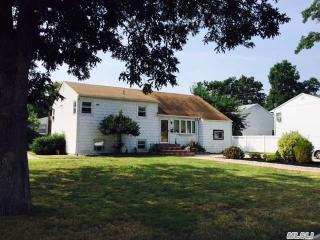 160 Bayside Ave, Copiague, NY 11726-1633