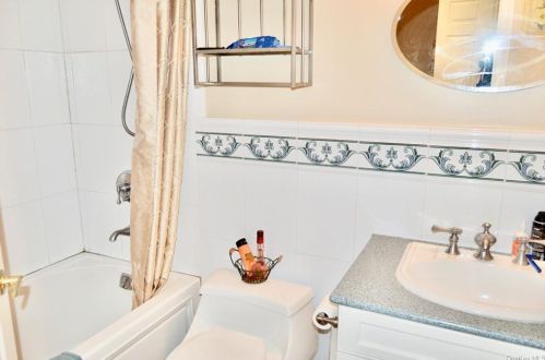 2 Drake Ln, White Plains NY  10607-2215 exterior