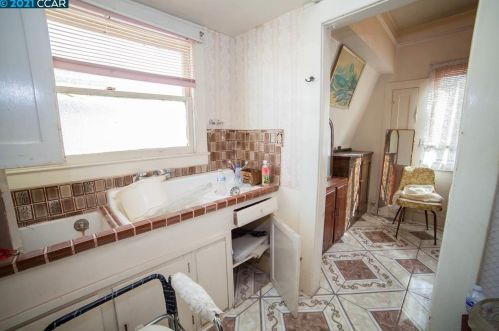 1523 28th Ave, Oakland CA  94601-1633 exterior