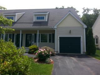 4 Royal Ln, Raymond, NH 03077-2683