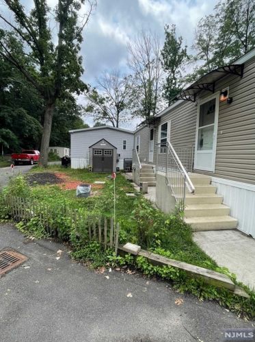 14 4th St, Moonachie, NJ 07074-1841