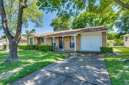 4646 Bridle Wood Dr, Dallas, TX 75211-7812