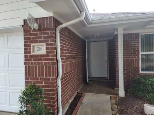 28 Clara Barton Ln, Galveston, TX 77551-1104
