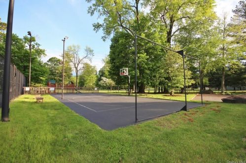 701 Eagle Bay Dr, Crotonville NY  10562-2372 exterior