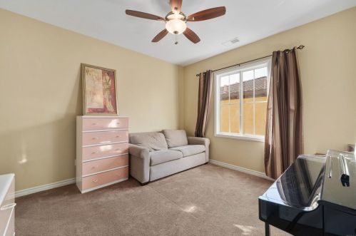 1050 Straightaway Ct, Oceanside CA  92057-1949 exterior