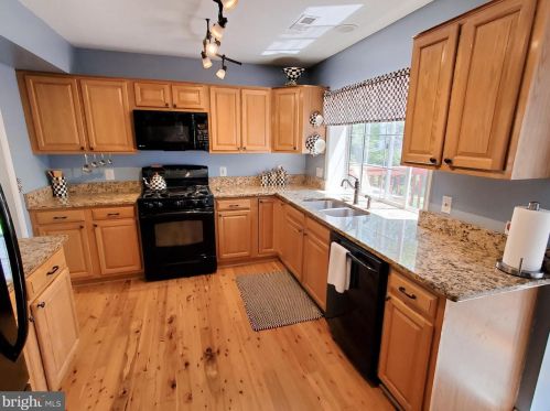 818 Catoctin Cir, Leesburg, VA 20176-4946