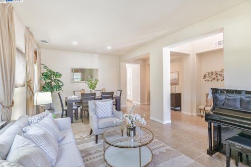 330 Langton Ct, San Ramon CA  94582-4692 exterior