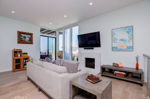 404 Palos Verdes Blvd, Redondo Beach CA  90277-6514 exterior