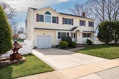 2858 Scott Rd, North Wantagh, NY 11793-1743