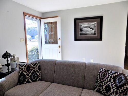 282 Hayden Sta Rd, Windsor CT 06095-1407 exterior