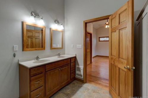 21 Moore Ave, Lyme CT  06371-1216 exterior