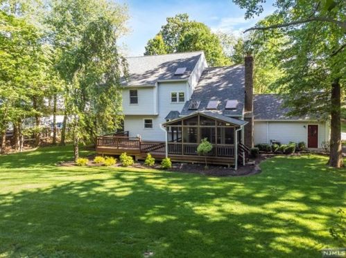 2 Sparrowbush Rd, Mahwah NJ  07430-1525 exterior