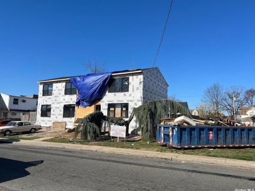 123 Waldorf Ave, Floral Park, NY 11003-1522