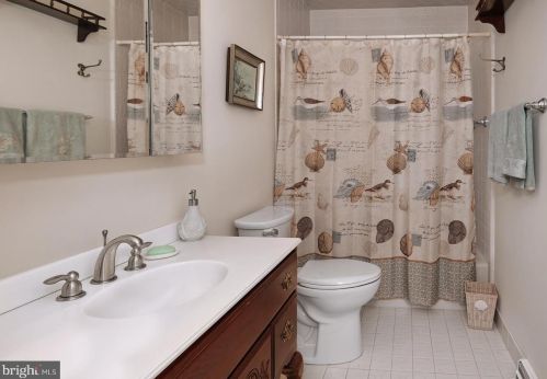 16 Hunters Cir, Lebanon NJ  08833-4395 exterior