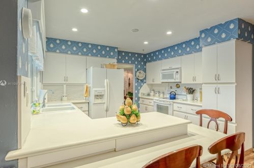 7440 Twin Sabal Dr, Hialeah FL  33014-2529 exterior