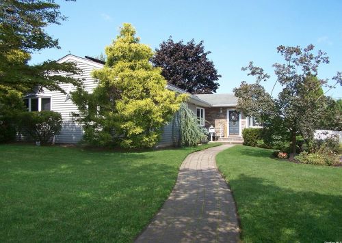 71 Baur St, Babylon, NY 11704-3331