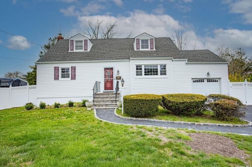 223 Justice St, Babylon, NY 11704-5015