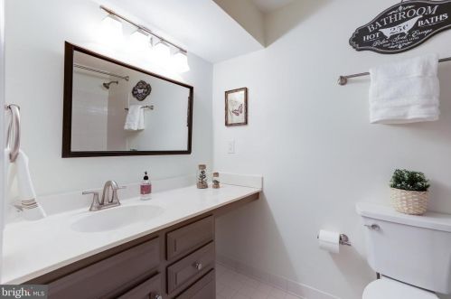 11410 Hollow Timber Ct, Herndon VA  20194-1980 exterior