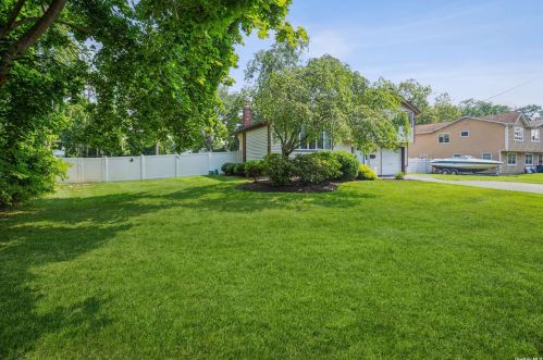 81 Woody Ln, Oakdale, NY 11769-1537