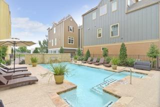 722 Shepherd Dr, Houston TX  77007-5353 exterior