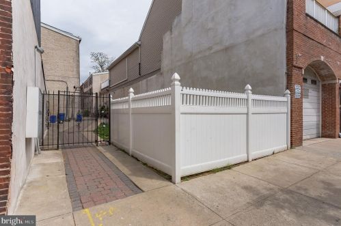 525 Fitzwater St, Philadelphia PA  19147-3029 exterior