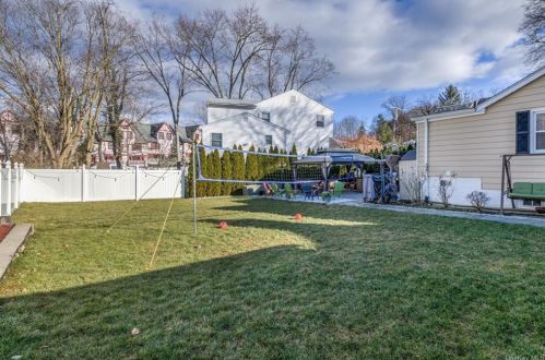 86 Parkway Cir, Scarsdale NY  10583-5420 exterior