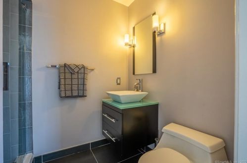 9 Stuart Dr, Bloomfield CT 06002-1524 exterior