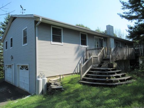 101 Shale Dr, Middletown NY  10940-7121 exterior