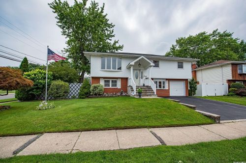 503 Kings Ave, North Lindenhurst, NY 11757-3534