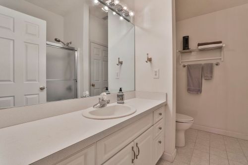 33 Hawthorne Vlg Rd, Nashua NH 03062-2274 exterior